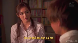 Cô dâu chú rễ tranh thủ trước giờ làm lễ