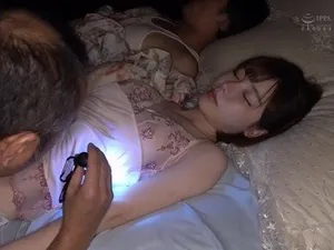 Thanh niên khù khờ bị đám bạn địt tập thể người yêu
