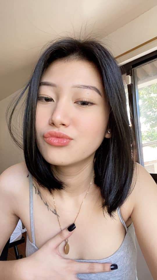 Cái đít của đứa em trai là một con chó cái bằng lụa đen, với một con bò đen lớn trong âm hộ của nó, thò cái mông ra để những người bạn sói nhìn thấy, phát ra những tiếng động tục tĩu và nhỏ sáp để kích thích.