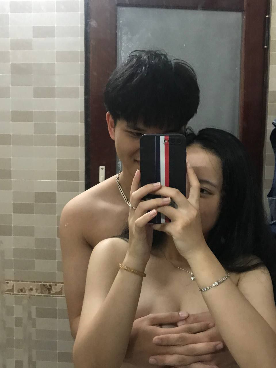 Một cô gái tóc ngắn và xăm hình hoa trên cánh tay, cận cảnh đang quan hệ bằng miệng sâu, bị nhấc bổng lên và đâm mạnh từ phía sau...